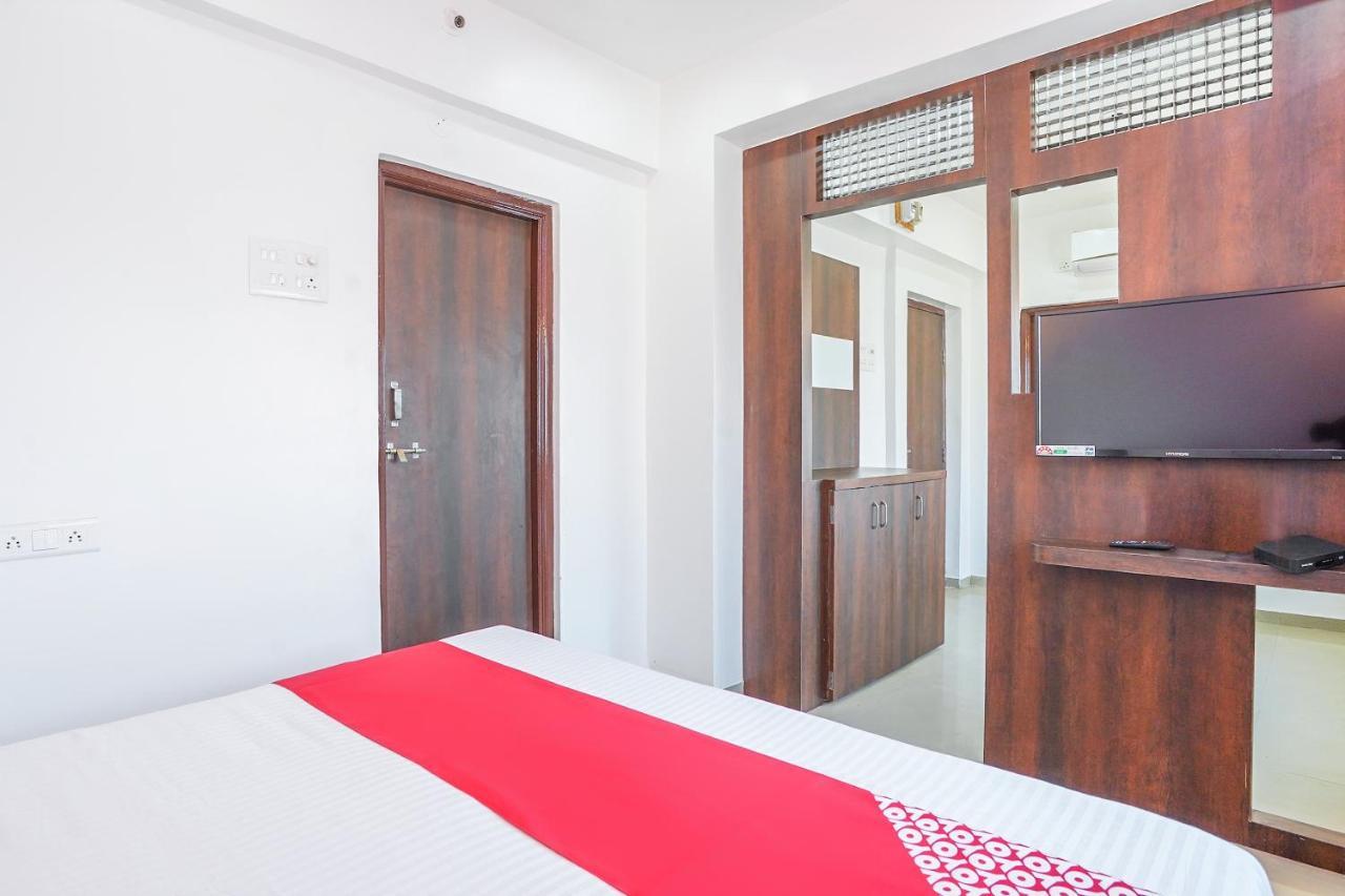 Oyo Flagship 70264 Hotel Vrindavan Mangvadi Eksteriør billede